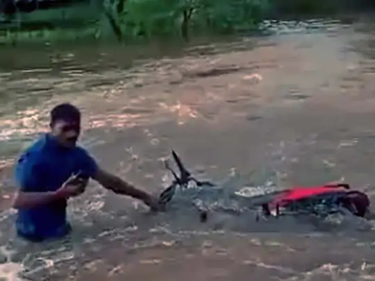 Even after refusing in Bettiah, he took the bike in the sharp edge and shed as soon as he reached the middle