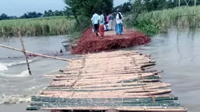 The procession goes by a shining car, but in the flood itself in the tractor and the procession in the trolley