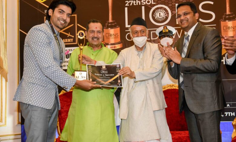 Gurmeet Choudhary received the award from the Governor of Maharashtra