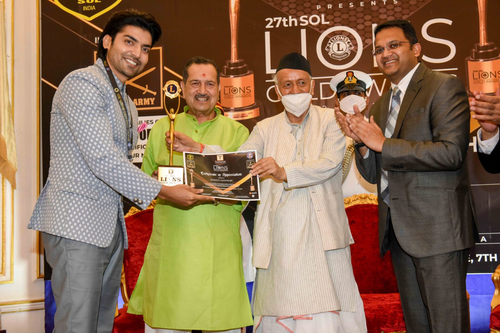 Gurmeet Choudhary received the award from the Governor of Maharashtra