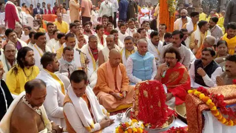 After 108 years Mother Annapurna CM Yogi who is sitting in Kashi raised the goddess's palanquin