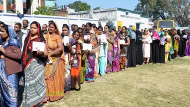 Four officers looking at the voter list of the assembly elections, know why this woman's photo was highlighted