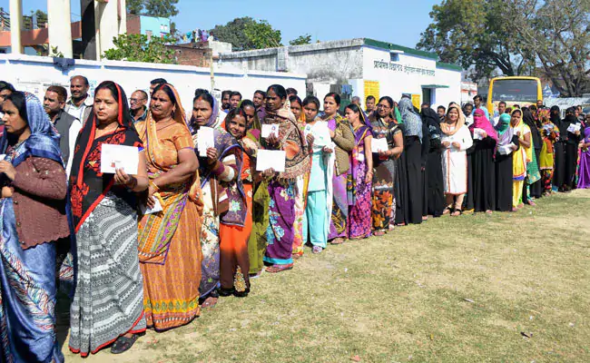 Four officers looking at the voter list of the assembly elections, know why this woman's photo was highlighted