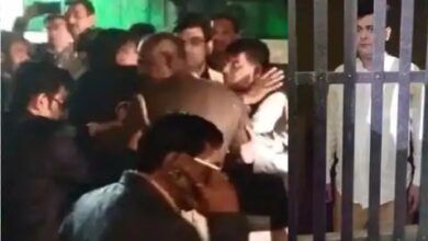 Inspector Babu's car injured three with a girl, the crowd made bad condition of khaki uniform