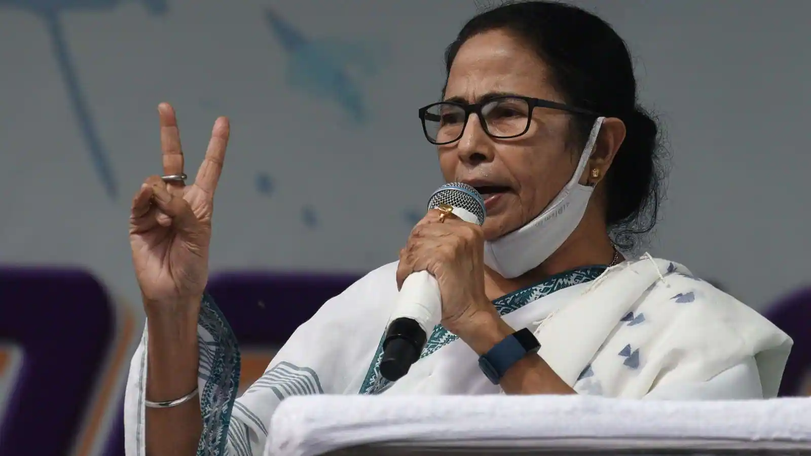 Mamta Banerjee left for UP to campaign for Samajwadi Party