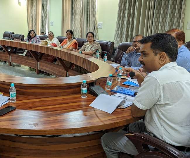 Social Welfare Minister Aseem Arun told the officers - the officers should listen to the problems of the public and solve them