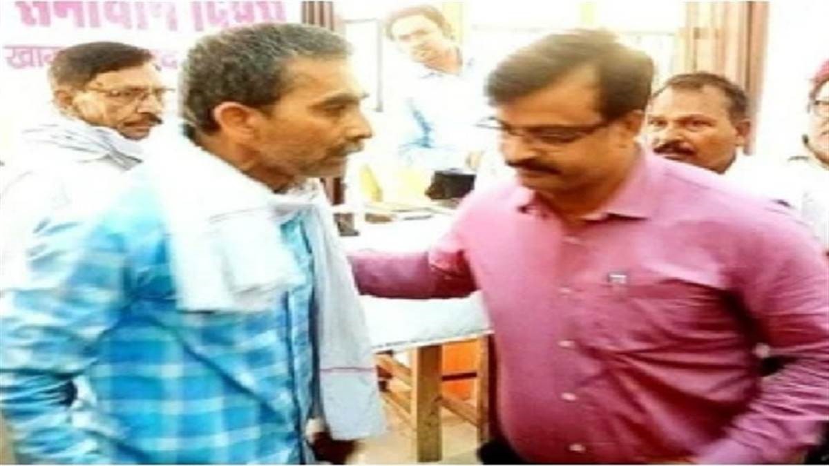 SDM got so angry on speaking loudly that the Lekhpal was slapped and sent away