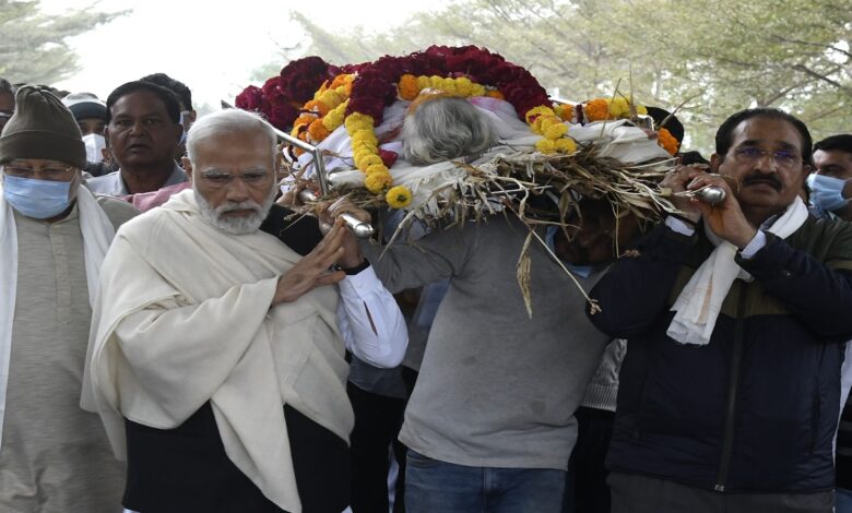 Heeraben Modi's funeral in Gandhinagar, PM performed the last rites