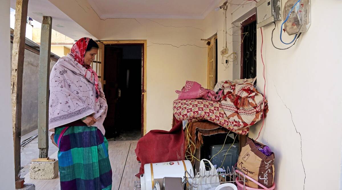 Prohibition on demolition of 2 hotels in protest against land subsidence in Joshimath; 86 houses found 'unsafe'