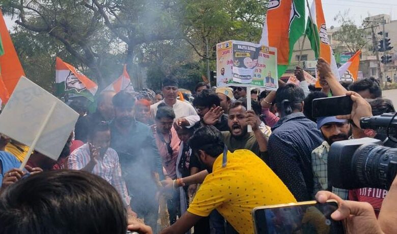 Against the dictatorial attitude of the central government, an effigy of Narendra Modi was burnt by tying a black band on its head.