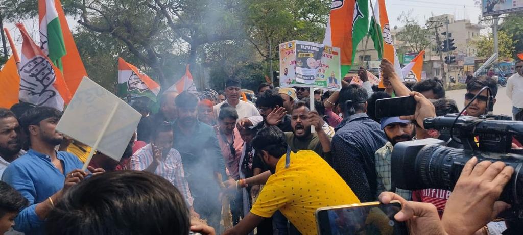 Against the dictatorial attitude of the central government, an effigy of Narendra Modi was burnt by tying a black band on its head.